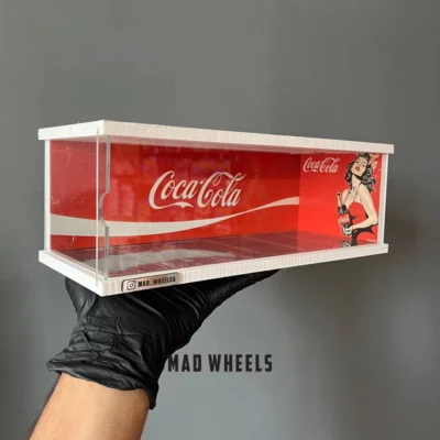 نمای دیگر دیوراما گاراژ خودرو ۱:۶۴ مدل کوکا کولا