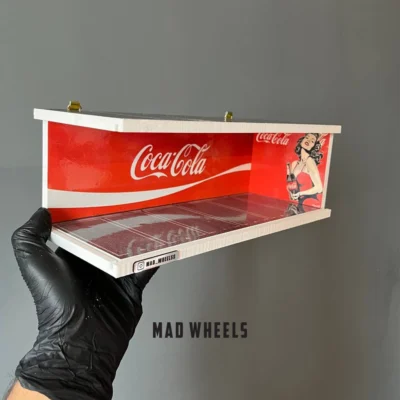 جهت دیگر دیوراما گاراژ خودرو ۱:۶۴ مدل کوکا کولا