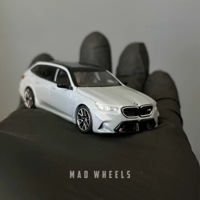 ماکت ماشین فلزی BMW M5 Touring برند MINI GT مقیاس 1:64 - تصویر 6