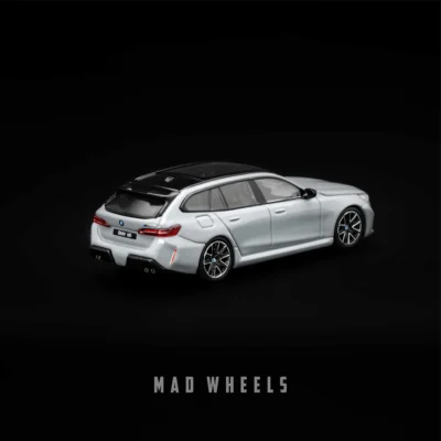 ماکت ماشین فلزی BMW M5 Touring برند MINI GT مقیاس 1:64 - تصویر 3