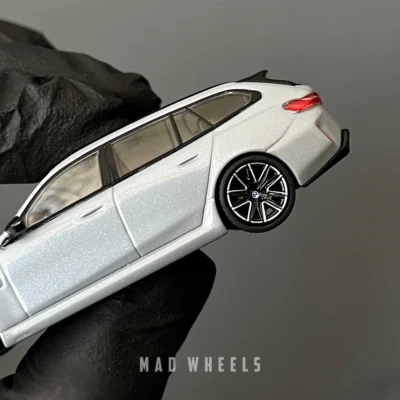ماکت ماشین فلزی BMW M5 Touring برند MINI GT مقیاس 1:64 - تصویر 5
