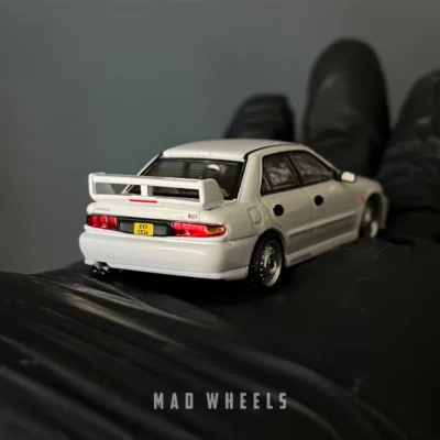 ماکت ماشین فلزی Mitsubishi Lancer RS Evolution III برند Tarmac Works مقیاس 1:64 - تصویر 3