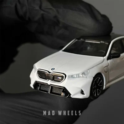 ماکت ماشین فلزی بی‌ام‌و |  BMW M5 Alpine White برند MINI GT | مقیاس ۱:۶۴ - تصویر 3