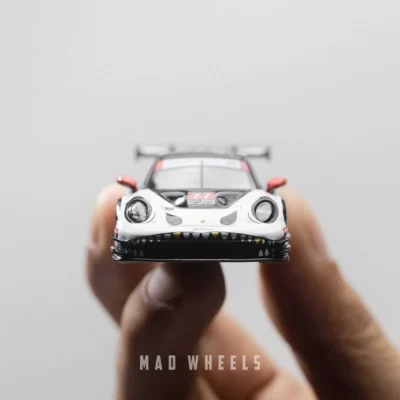 ماکت ماشین فلزی Porsche 911 GT3 R مسابقه 2023 IMSA Petit Le Mans برند MINI GT مقیاس 1:64 - تصویر 4