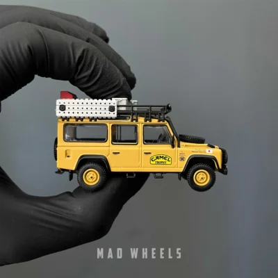ماکت ماشین لندرور دیفندر 110 کمل تروفی 1989 تیم ژاپن مینی جی تی کد 751 | MINI GT 751 Land Rover Defender 110 Camel Trophy Amazon | مقیاس 1:64 - Image 3