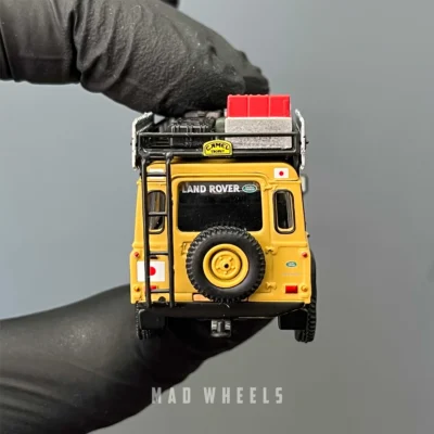 ماکت ماشین لندرور دیفندر 110 کمل تروفی 1989 تیم ژاپن مینی جی تی کد 751 | MINI GT 751 Land Rover Defender 110 Camel Trophy Amazon | مقیاس 1:64 - Image 6